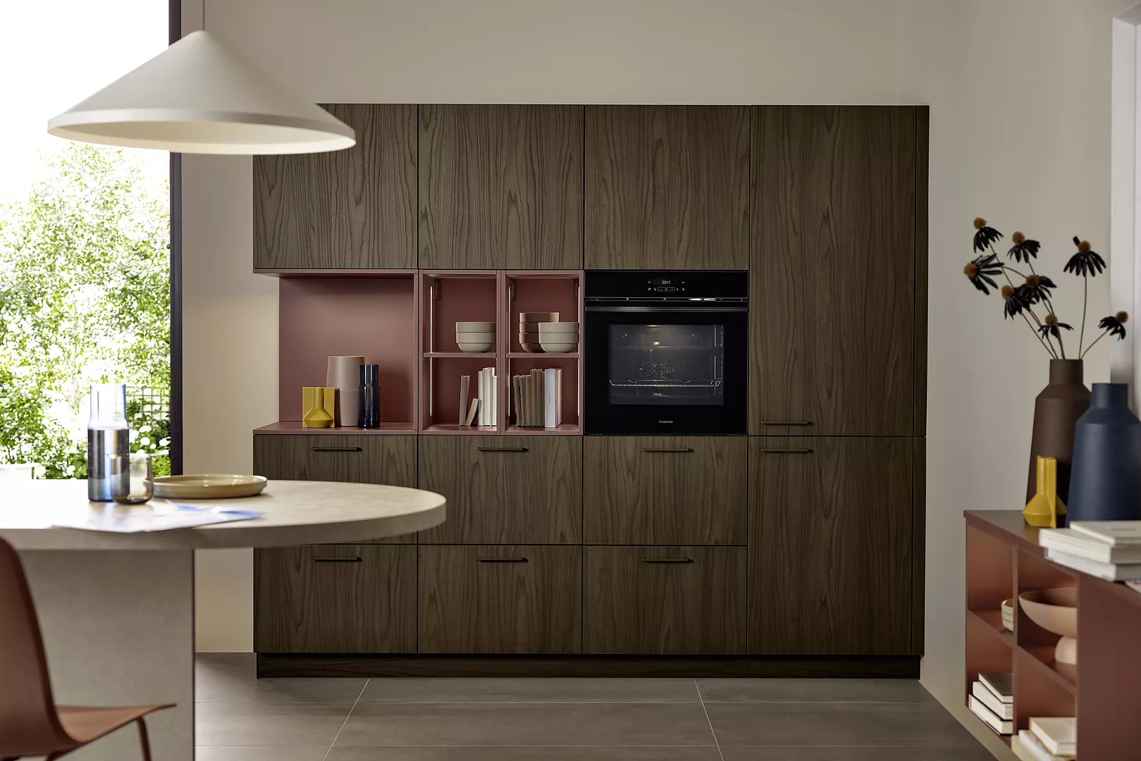 Κουζίνα Nolte με ξύλινη υφή από τη συνεργασία Nolte Kitchens Greece και interSCALA – γερμανική τεχνογνωσία και ελληνική δεξιοτεχνία.